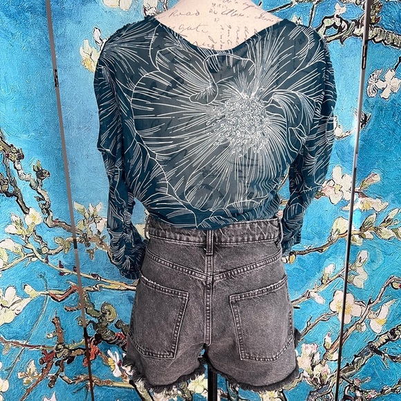 Guess sz L, green floral blouse with Ruching on the sides and the sleeves. - Picture 5 of 10